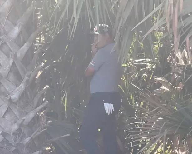 김시우가 지난 14일 열린 플레이어스 챔피언십 2라운드 도중 숲속에서 담배를 피우고 있다. SNS 캡처