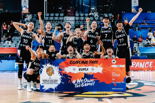 한국 여자 농구 대표팀 선수들이 15일 필리핀과의 2026 FIBA 월드컵 최종예선 4차전에서 필리핀을 꺾고 본선 진출을 확정한 뒤 기뻐하고 있다. FIBA 제공