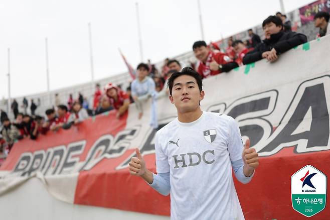 승리 후 포즈를 취하는 백가온. /사진=한국프로축구연맹 제공