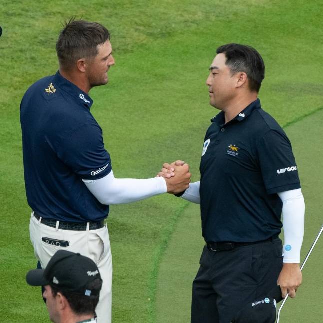 이태훈(오른쪽)이 15일 싱가포르 센토사 골프클럽(파71)에서 열린 리브(LIV) 골프 싱가포르 최종 라운드에서 연장 승부를 마친 뒤 우승자 디섐보와 악수를 나누고 있다. /사진=LIV 골프 공식 SNS