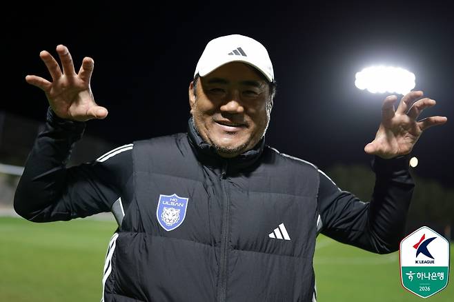 울산HD의 사령탑 김현석 감독이 부천FC를 상대로 강한 자신감을 드러냈다. 김 감독은 지난해 K리그2에서 전남 드래곤즈를 이끌 당시 부천과의 세 번의 맞대결에서 2승1무를 거둔 것을 언급하며 자신이 부천을 잘 파악하고 있다고 자신했다. 사진 한국프로축구연맹