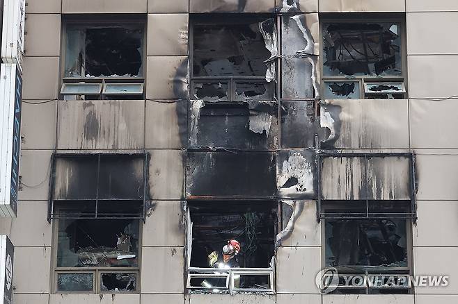 소공동 캡슐호텔 화재현장 합동감식 (서울=연합뉴스) 서대연 기자 = 15일 서울 중구 소공동 한 캡슐호텔에서 전날 화재사고 관련 경찰·소방 합동감식이 이뤄지고 있다.
전날 화재로 부상당한 외국인 10명 중 3명이 중상을 입었으며, 이 가운데 일본 국적 50대 여성 1명이 아직까지 의식을 되찾지 못하고 있는 상황으로 전해졌다. 불이 난 캡슐호텔은 명동과 가깝고 가격이 1박에 3∼5만원대로 저렴해 지갑이 가벼운 외국인 관광객이 많이 찾았던 것으로 알려졌다. 2026.3.15 dwise@yna.co.kr