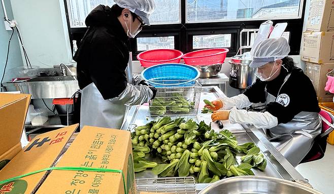 용인시 처인구 모현읍에 위치한 새바람파란청경채에서 청경채 김치를 만들고 있다. /신현정기자 god@kyeongin.com