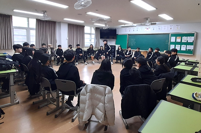 ▲ 소사중학교 학생들이 IB 교육의 일환으로 단체 활동을 하고 있다. /사진제공=소사중학교