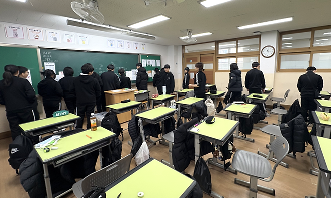 ▲ 소사중학교 3학년 학생들이 제작한 IB 교육 소개자료를 학생들이 감상하고 있다. /사진제공=소사중학교