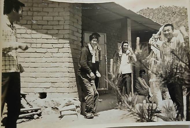 1965년대 한산촌 초기 설립 과정에 참여한 요양 환우들이 휴식을 가지며 환하게 웃고 있다.