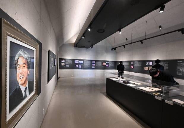 제정구 커뮤니티센터 전시실 내부는 회색과 검은색,나무색 세가지의 단순한 색감으로만 구성되어 있다.