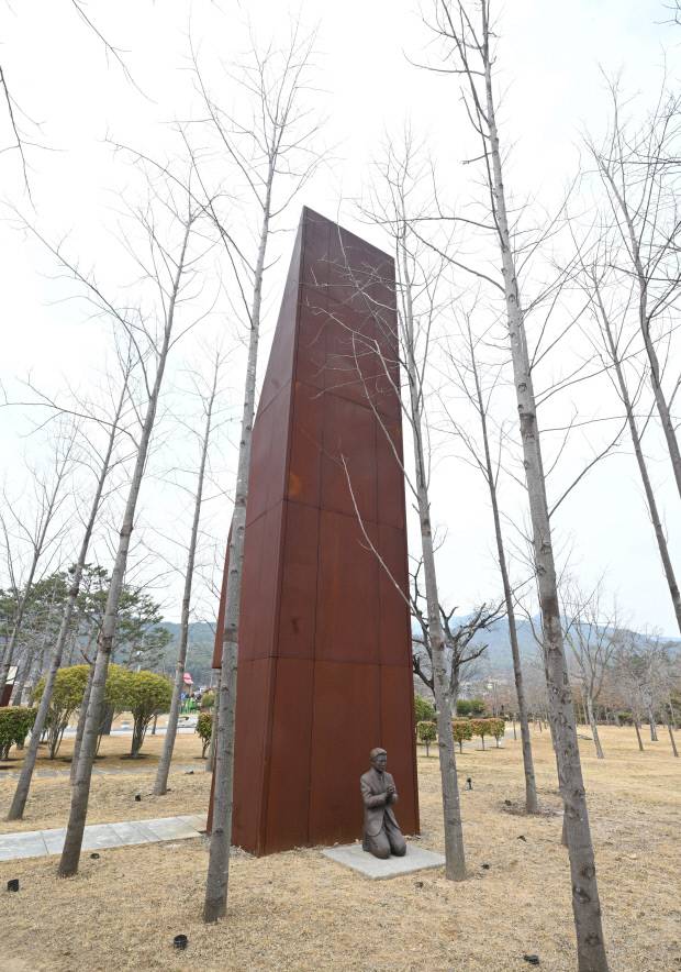 입구에는 바른 세상을 향한 염원을 기리는 ‘묵상을 위한 탑(기도소)’이 세워져 있다.