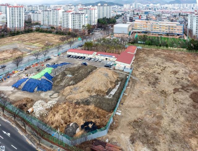 지난 5일 대구 동구 율하동 안심도서관 인근 미매각 학교 용지 모습. 대구지역 미활용 학교 설립 용지가 축구장 39개 규모에 이른다. 우태욱 기자 woo@imaeil.com