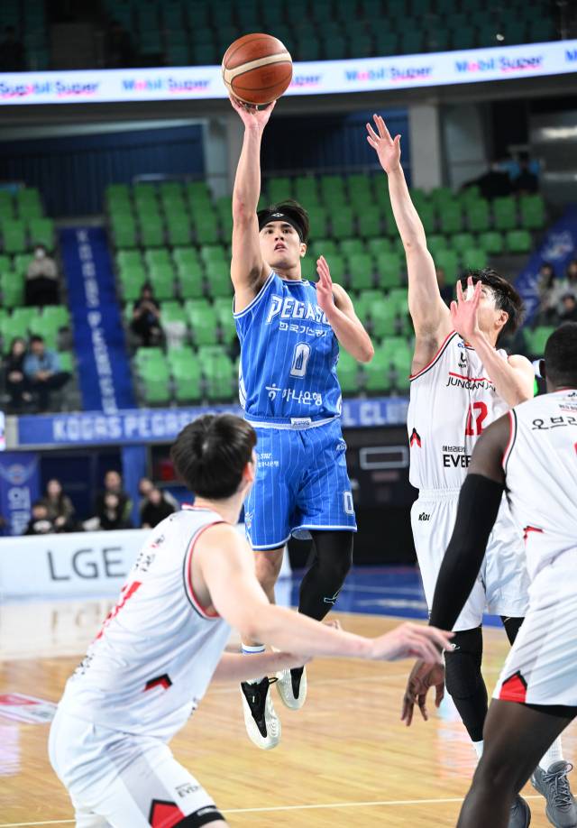 프로농구 대구 한국가스공사 페가수스의 샘조세프 벨란겔이 16일 안양 정관장 레드부스터스와의 대결에서 슛을 시도하고 있다. KBL 제공