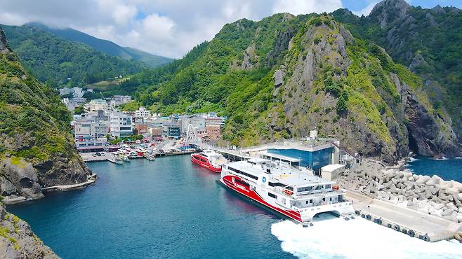 지난해 세계 최고 수준의 속도를 자랑하는 대형 초쾌속선 엘도라도 익스프레스호가 울릉도 도동항에 입항하는 모습. 대저페리는 코레일과 협력해 전국 어디서든 울릉도까지 빠르게 연결하는 ‘레일쉽’ 서비스를 본격화한다. /황진영 기자