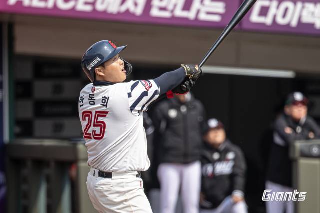 지난 12일 2026 KBO리그 kt 위즈와 시범경기에 출전한 한동희가 스윙을 하고 있다. 한동희는 이 경기를 마지막으로 시범경기에 출전하지 못하고 있다. 롯데 자이언츠 제공