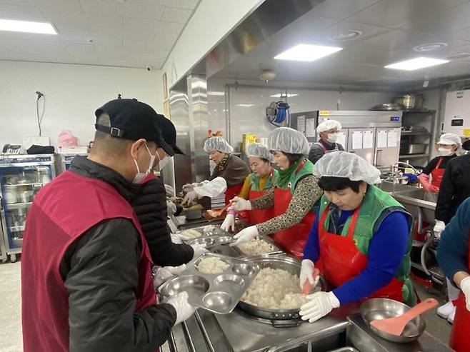 ▲ 새마을지도자경산시부녀회는 16일 경산시 백천종합사회복지관을 방문해 지역 어르신들을 위한 배식 봉사활동을 펼쳤다. 경산시.