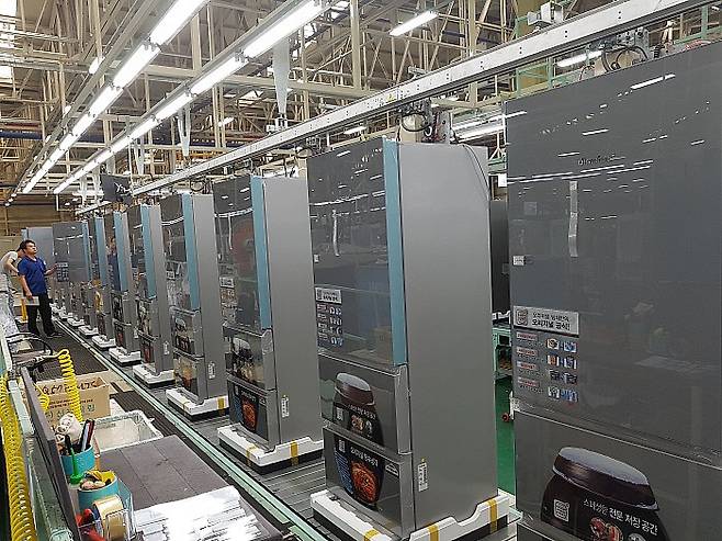 위니아 스탠드형 냉장고 생산 모습. 위니아 제공