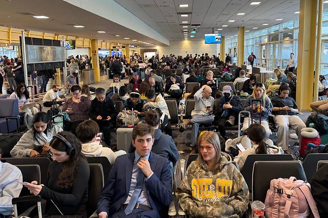 미국 워싱턴내셔널공항에서 13일(현지시간) 탑승객들이 항공편을 기다리고 있다.(알링턴(미국)/AFP연합뉴스)