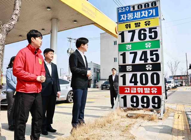 김정관 산업통상부 장관(오른쪽에서 두 번째)이 16일 오전 충북 청주시 소재 자영 알뜰주유소인 창현주유소를 방문해 관계자로부터 주유소 운영현황 및 애로사항을 청취한 후 최고가격제 시행 이후 주유소 소비자 가격 반영 동향을 점검하고 있다. 사진=산업통상부