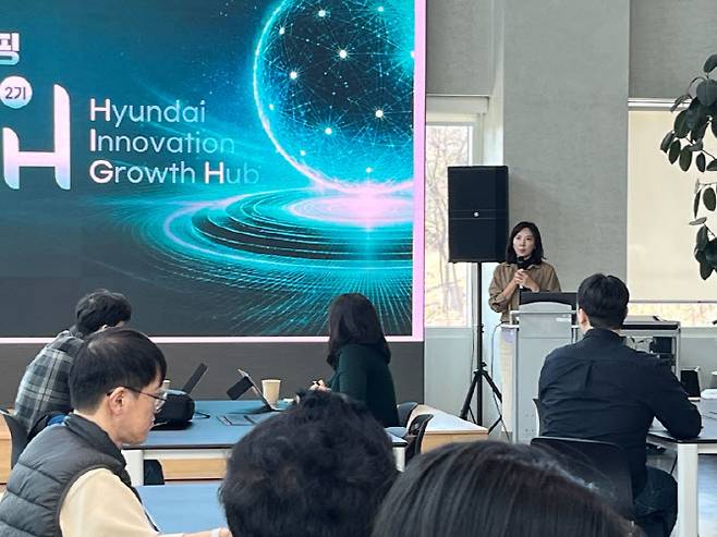 양재동에 있는 서울 AI 허브 메인센터에서 열린 서울 AI 허브 X 현대홈쇼핑 리버스피칭에서 현대홈쇼핑 관계자가 발표하고 있다.