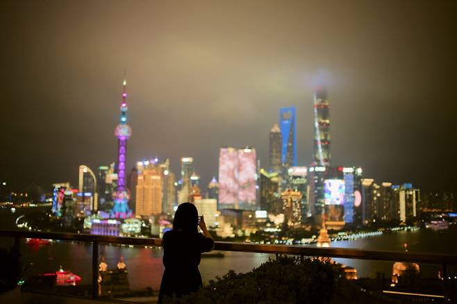 중국 상하이 야경을 보고 있는 여행객 (사진=게티이미지뱅크)