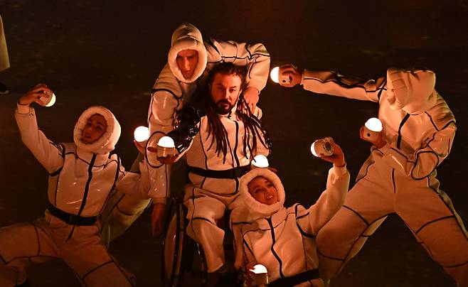 15일(현지시간) 이탈리아 코르티나담페초 컬링 올림픽 스타디움에서 열린 2026 밀라노 코르티나 패럴림픽 폐막식에서 폐막공연을 하고 있다. 2026.3.16 ⓒ 뉴스1 사진공동취재단