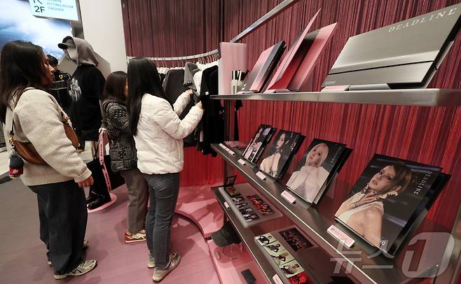 1일 오후 서울 중구 명동 무신사 스토어에 마련된 블랙핑크 새 미니앨범 '데드라인'(DEADLINE) 발매 기념 팝업스토어를 찾은 방문객들이 제품을 둘러보고 있다. 2026.3.1 ⓒ 뉴스1 김진환 기자