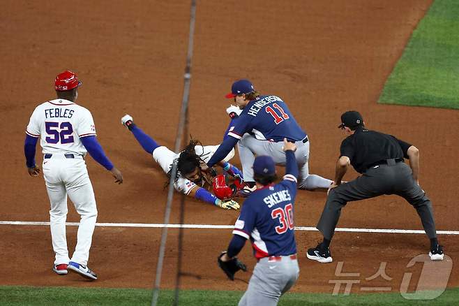 도미니카공화국 야구대표팀의 페르난도 타티스 주니어가 16일(한국시간) 미국 플로리다주 마이애미 론디포파크에서 열린 미국과 2026 WBC 4강에서 3회말 케텔 마르테 안타 때 3루까지 뛰다가 아웃됐다. 추가 득점 기회를 놓친 도미니카공화국은 4회초 수비 때 역전을 허용했다. ⓒ AFP=뉴스1