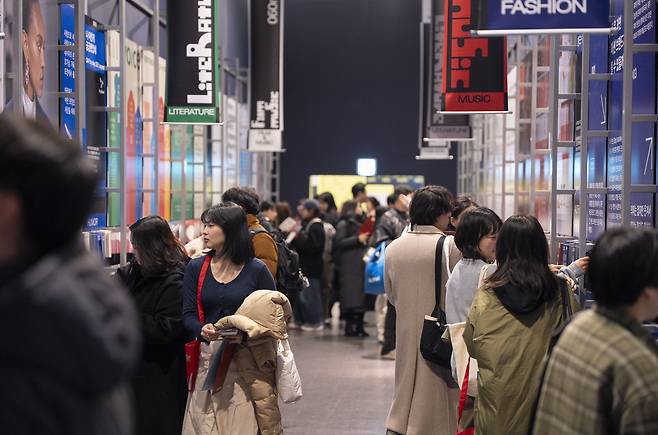'울트라백화점 서울 Vol.2: 포스트 서브컬쳐' 전시 전경 (어반플레이 제공)