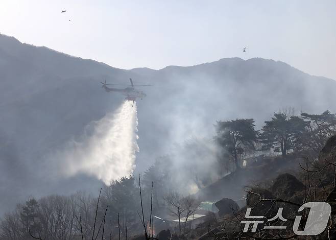 경남 함양 산불 사흘째인 23일 오전 함양군 마천면 산불 현장에서 산불진화 헬기가 진화 작업을 벌이고 있다. 2026.2.23 ⓒ 뉴스1 윤일지 기자