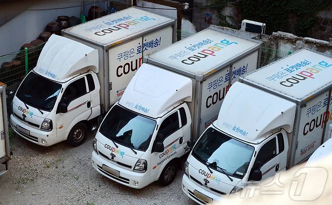 서울 중구의 한 주차장에 쿠팡 배달 차량이 주차돼 있다. 2025.6.3 ⓒ 뉴스1 김진환 기자