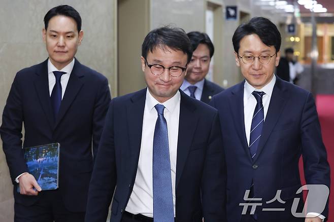 한병도 더불어민주당 원내대표와 천준호 원내운영수석부대표 등이 16일 서울 여의도 국회에서 우원식 국회의장과의 국정조사 관련 논의를 위해 의장실로 향하고 있다. 2026.3.16 ⓒ 뉴스1 신웅수 기자