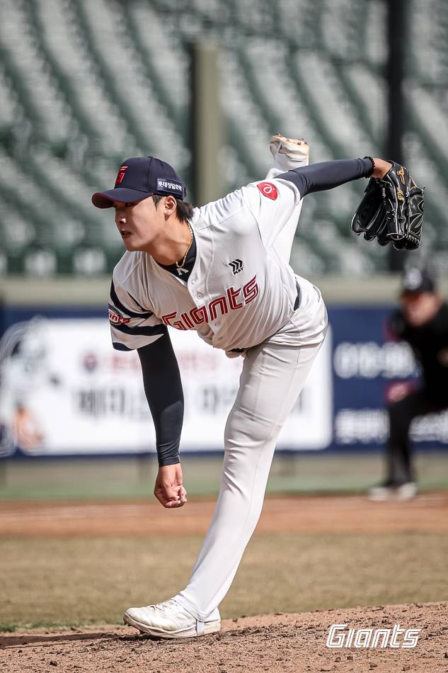 롯데 이민석이 13일 부산 사직구장에서 열린 2026 KBO리그 시범경기 KT전에 등판해 역투하고 있다. 사진 | 롯데 자이언츠