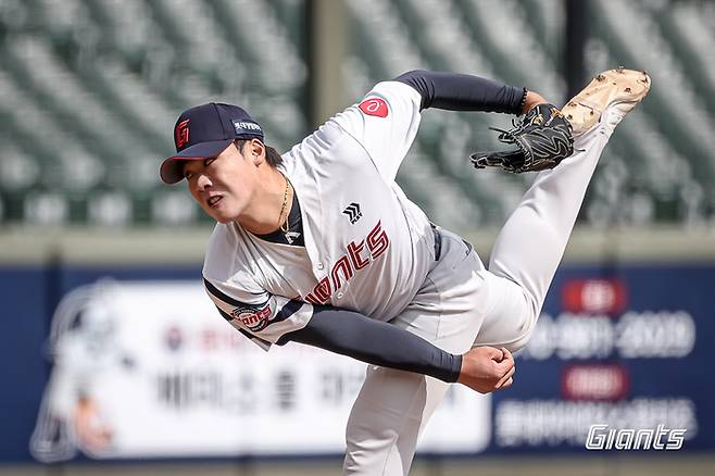 롯데 이민석이 13일 부산 사직구장에서 열린 2026 KBO리그 시범경기 KT전에 등판해 역투하고 있다. 사진 | 롯데 자이언츠