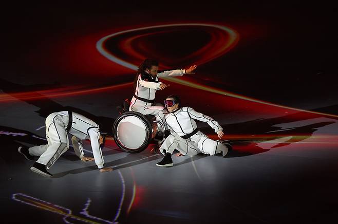 15일(현지시간) 이탈리아 코르티나 컬링 올림픽 스타디움에서 열린 2026 밀라노·코르티나 동계패럴림픽 폐막식에서 축하 공연이 진행되고 있다. 사진 | 코르티나=연합뉴스