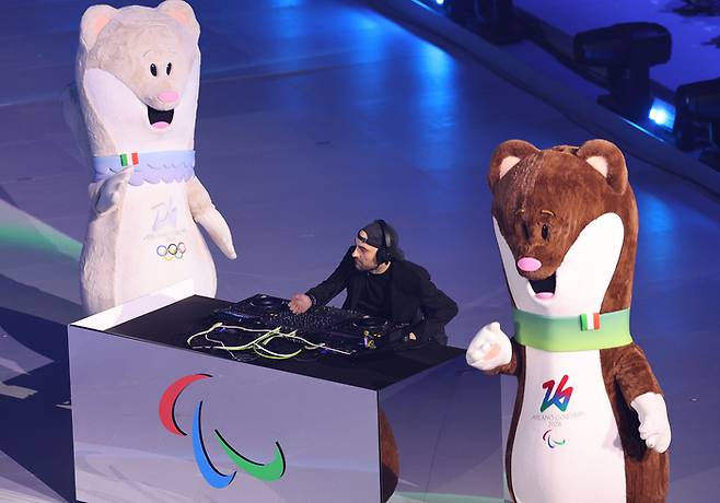 15일(현지시간) 이탈리아 코르티나 컬링 올림픽 스타디움에서 열린 2026 밀라노·코르티나 동계패럴림픽 폐막식에서 마스코트인 티나와 밀로가 음악에 맞춰 춤추고 있다. 사진 | 코르티나=연합뉴스