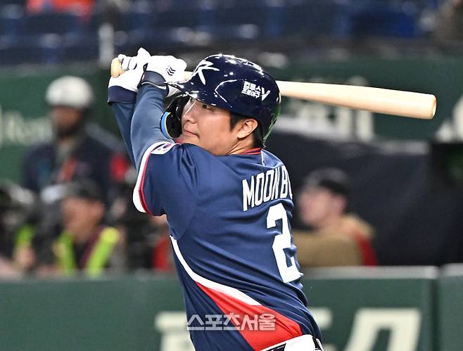 대한민국 야구대표팀의 문보경이 9일 일본 도쿄 도쿄돔에서 열린 2026 월드베이스볼클래식(WBC) 조별리그 호주와 경기 5회초 2사 1루 상황에서 1타점 적시타를 치고 있다. 도쿄(일본) | 박진업 기자 upandup@sportsseoul.com