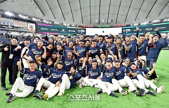 대한민국 야구대표팀이 9일 일본 도쿄 도쿄돔에서 열린 2026 월드베이스볼클래식(WBC) 조별리그 호주와 경기에서 7-2로 승리해 극적으로 미국 마이애미에서 열리는 8강전 진출을 확정한 뒤 기념촬영을 하며 기뻐하고 있다. 도쿄(일본) | 박진업 기자 upandup@sportsseoul.com