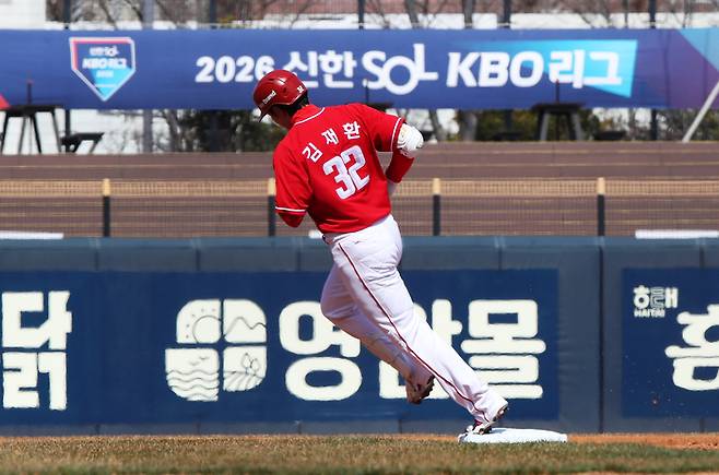 SSG 김재환이 13일 광주-기아 챔피언스필드에서 열린 2026 KBO리그 시범경기 KIA전에서 홈런을 친 뒤 베이스를 돌고 있다. 사진 | SSG 랜더스