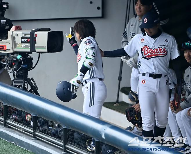 바로 옆에 있던 중계 카메라를 향해