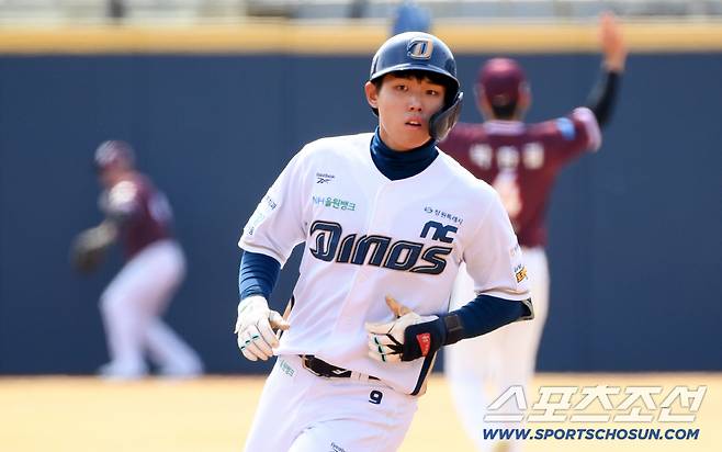 홈런성 타구가 펜스 앞에서 잡히자 아쉬워한 신재인.