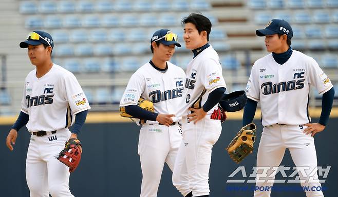 김휘집-박민우-김한별-신재인 2026시즌 준비에 한창인 NC 내야진.