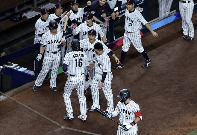 오타니가 1회말 홈런을 날리고 들어와 동료들의 환영을 받고 있다. EPA연합뉴스