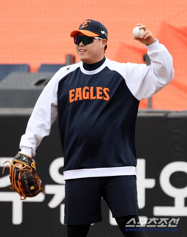 30일 대전 한화생명볼파크에서 열린 한국시리즈 4차전 한화 이글스와 LG 트윈스의 경기. 한화 류현진이 수비 훈련을 돕고 있다. 대전=박재만 기자 pjm@sportschosun.com/2025.10.30/