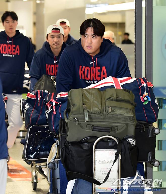 16일 오전 WBC야구대표팀이 인천공항 제1터미널을 통해 귀국했다. 입국장을 나서고 있는 류현진. 인천=송정헌 기자songs@sportschosun.com/2026.03.16/