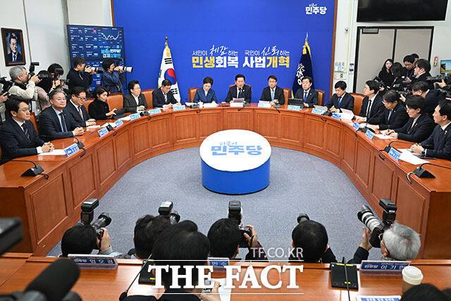 당내에선 그동안 진영의 대표적 스피커 역할을 해왔던 김 씨 방송에서 이재명 대통령에게 치명상을 입힐 수 있는 의혹이 제기된 데 대해 충격이 상당한 분위기다. 다만 민주당 내 기구인 국민소통위원회가 발언 당사자인 장 씨만을 고발하고, 발언장을 제공한 김 씨에 대해서는 별다른 조치에 나서지 않으면서 "대응이 미흡하다"는 지적도 나온다. /남용희 기자