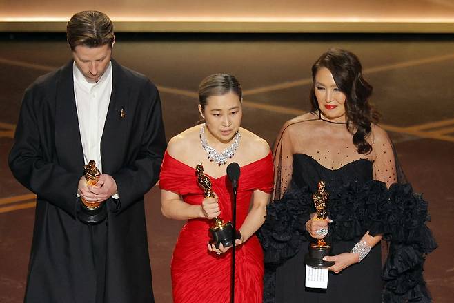 수상 소감 발표하는 매기 강 감독 ⓒ연합뉴스