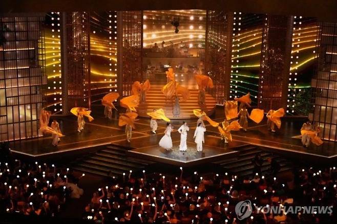 헌트릭스가 제98회 아카데미 시상식에서 '골든'을 열창하고 있다. AP연합뉴스