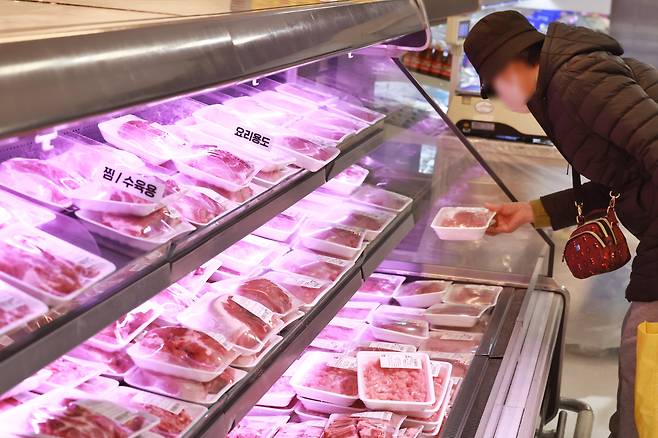 지난 12일 서울의 한 대형마트 돼지고기 판매대 모습. /연합뉴스