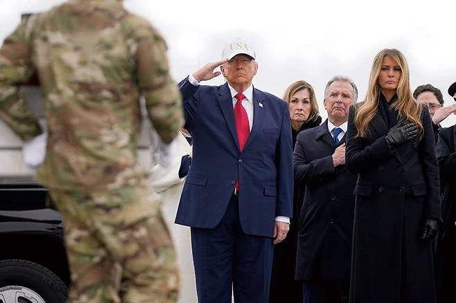 지난 7일 미국 본토로 돌아온 미군 병사의 유해가 담긴 관에 거수경례를 하는 도널드 트럼프 미국 대통령. /AP 뉴시스