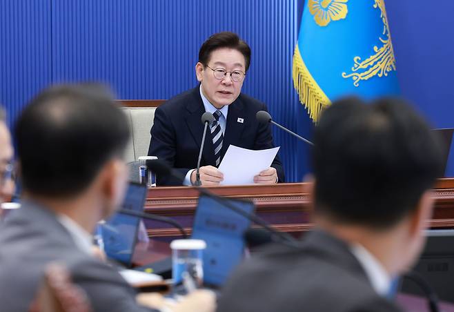 이재명 대통령이 12일 청와대 여민관에서 열린 수석보좌관회의에서 발언하고 있다./뉴스1