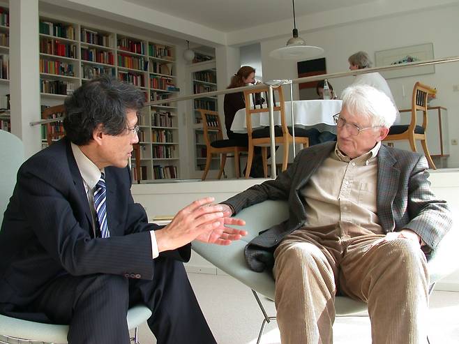 2006년 독일 슈타른베르크 자택에서 한상진(왼쪽) 교수와 대담하고 있는 위르겐 하버마스. 뒤로 보이는 이들은 아내 우테(오른쪽)와 딸 레베카다. /한상진 교수 제공