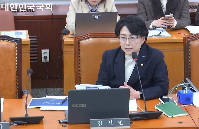 국회 보건복지위원회 소속 김선민 조국혁신당 의원이 지난 10일 열린 복지위 전체회의에서 발언하고 있다./국회의사중계시스템